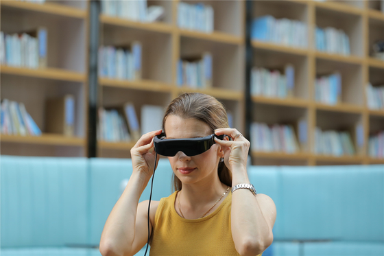 200-Zoll-VR-Smartbrille FOV 43 Grad 1800 Nits Kopfhöhe-Display